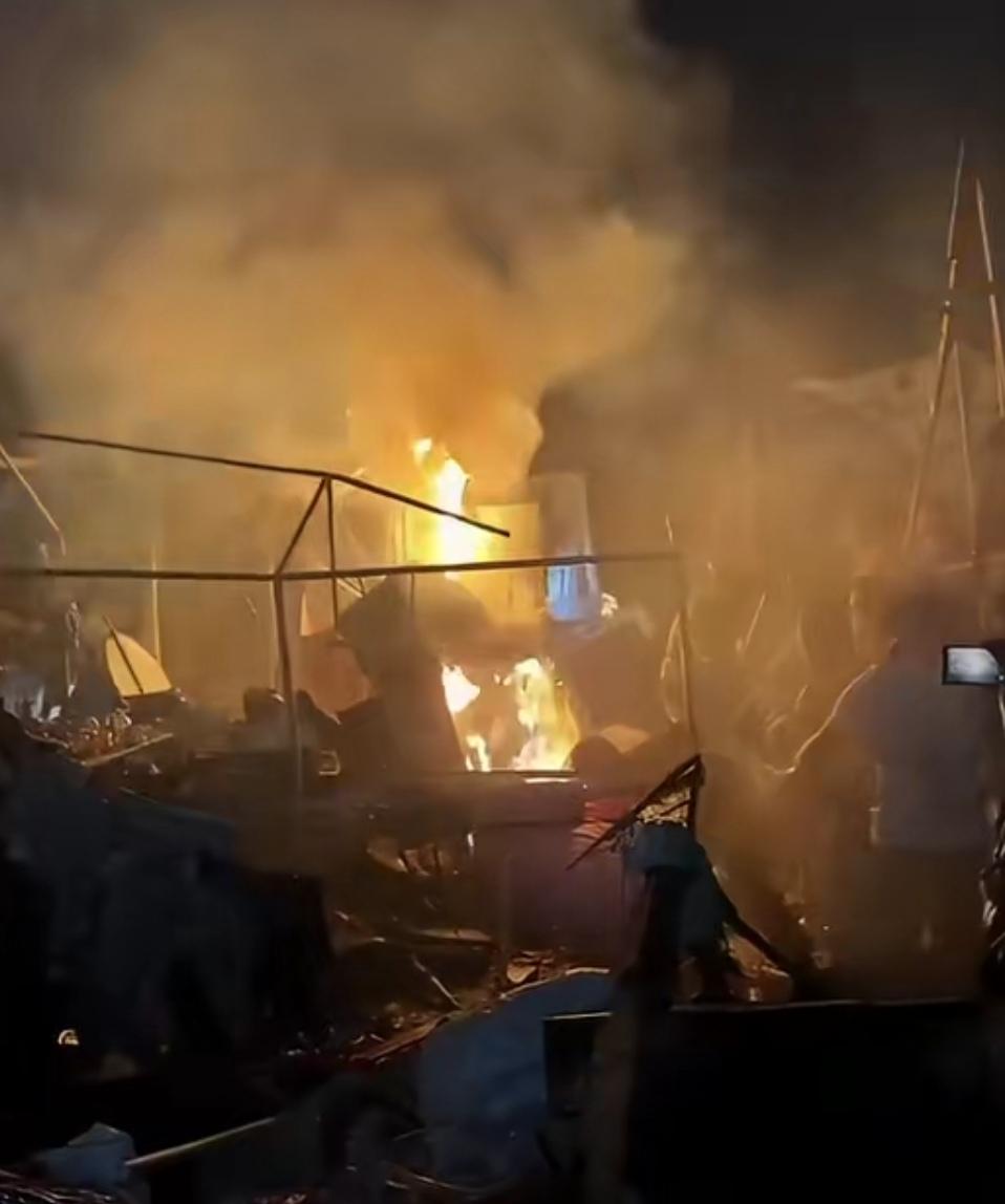 人间地狱！
现在的加沙只能用这个词来形容了，难民的帐篷在不断地被以色列炸毁，平民