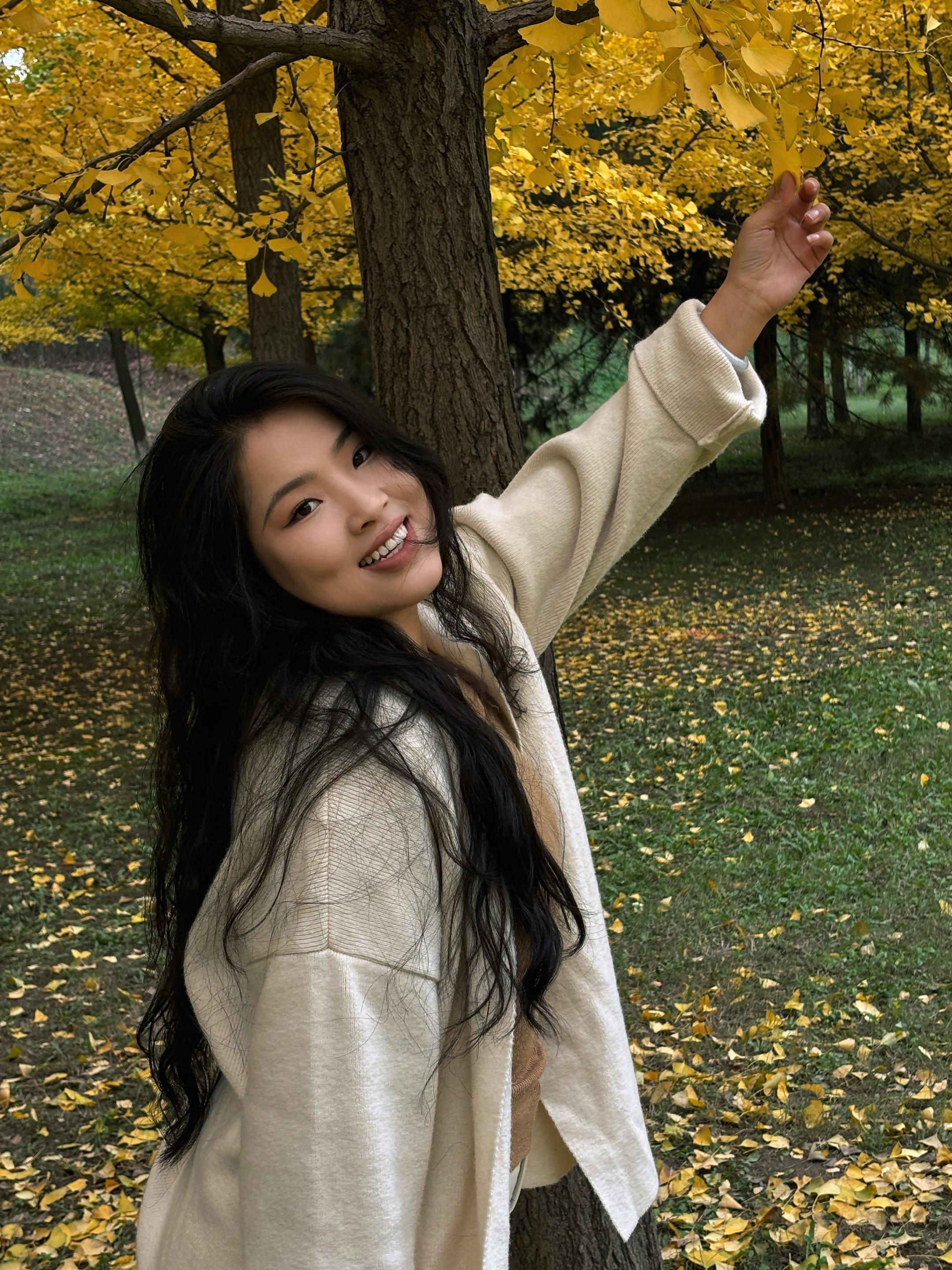 落叶说秋天真好看。摄影师加鸡腿