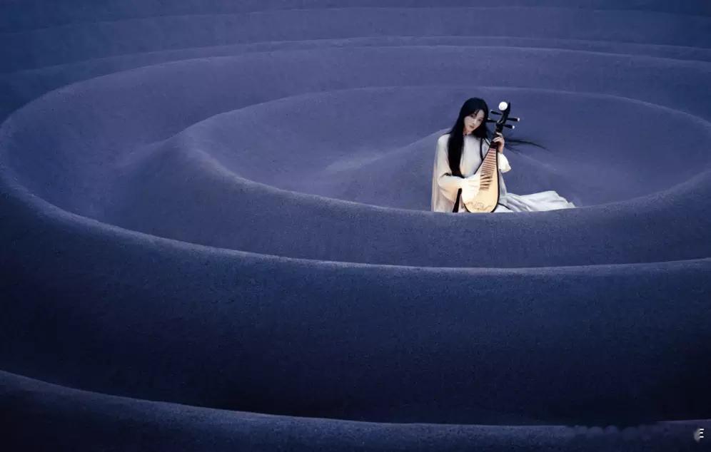 青青娱乐陈瑶古风造型纤薄灵动 紫色场景里流露慵懒诗意 