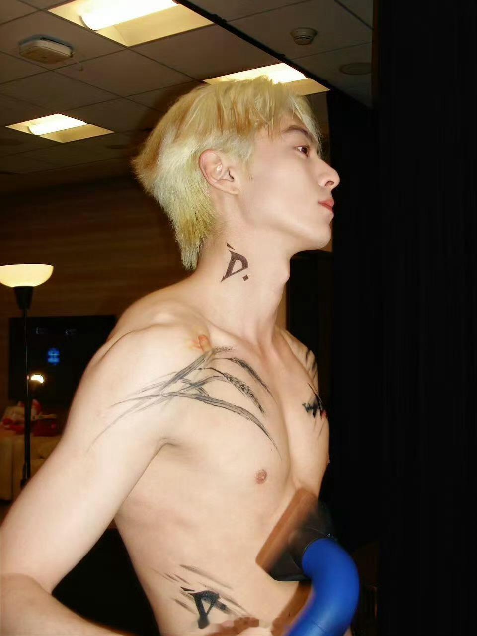 王鹤棣这真是富有且慷慨，开个演唱会物料福利就没断过