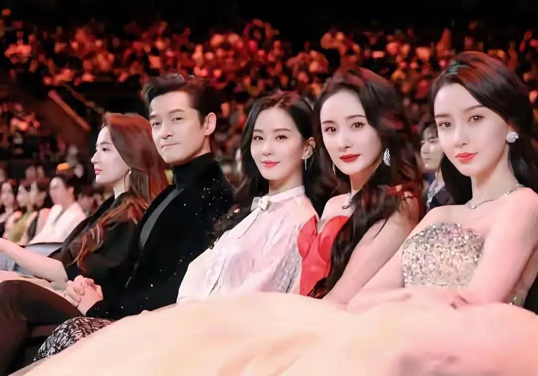 在普通人眼里，刘亦菲应该没有杨幂她们幸福，主要刘亦菲至今单身，没有结婚，没孩子，