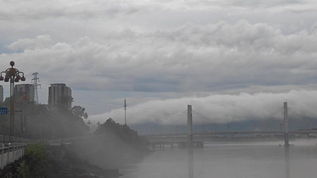 🌁在重庆，偶然撞见了漫天云海。云层翻涌，漫过天际，远处的桥、江面、楼宇，都被薄