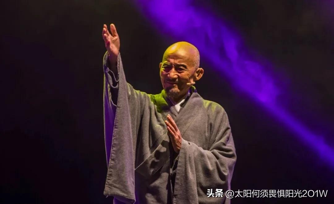 50岁的游本昌在拍《济公》时遇到了三次神奇的事情。
游本昌出演的《济公》在当年的