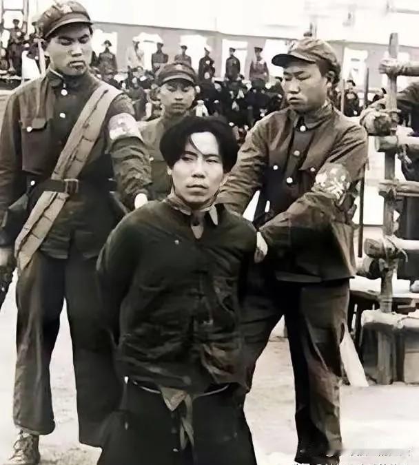 1951年6月13日，华北军区军械处科长程斌正举着一把黑伞在大雨中行走，突然迎面