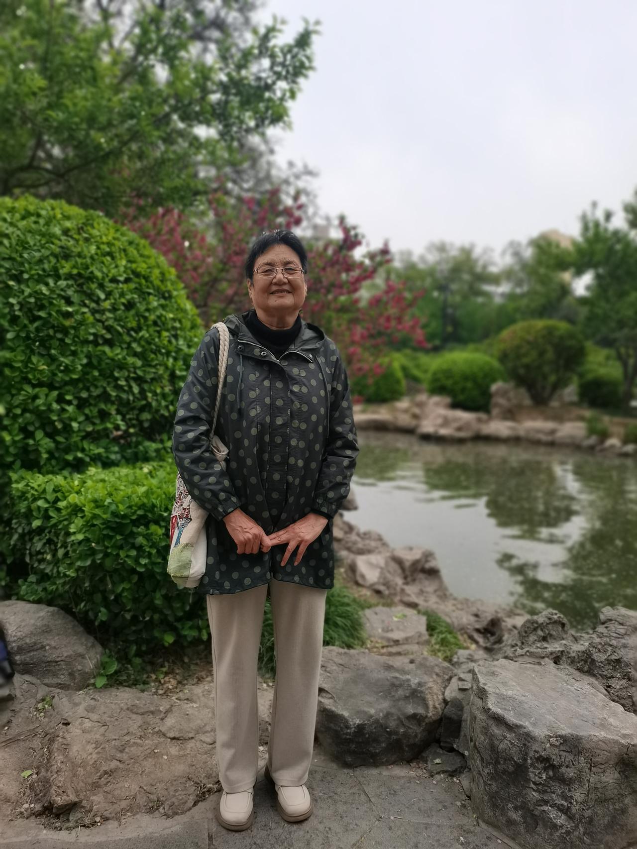 七老八十让人嫌，
老年疾病缠身来。
防不胜防心肺衰，
医院来回很无奈。
老年三大