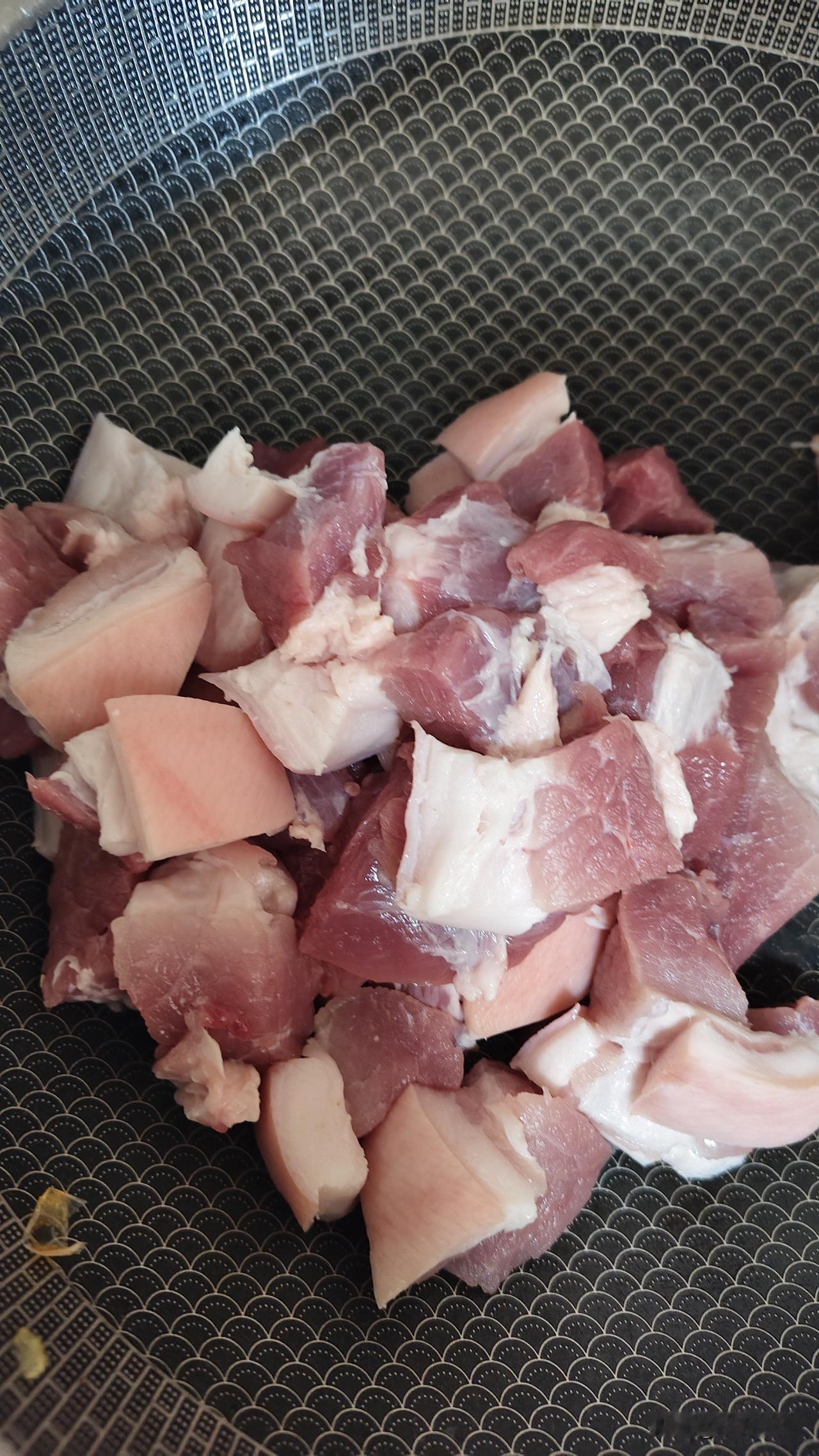 猜猜我是在干嘛呢？做红烧肉，而且还是邪修版的，一斤二两肉，练成二两肉孜块，留着做