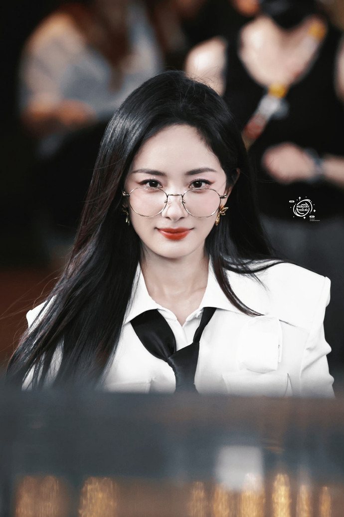 #杨幂黑长直学姐感# 太绝了！！和金丝眼镜适配度好高！好多女明星都有出圈的眼镜妆