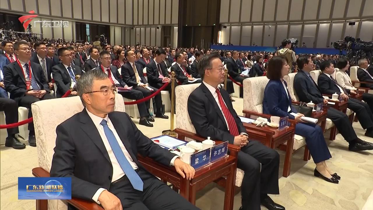 2月24日，在广东高质量发展大会上，看到了华为公司董事长梁华。

是唯一一个坐在
