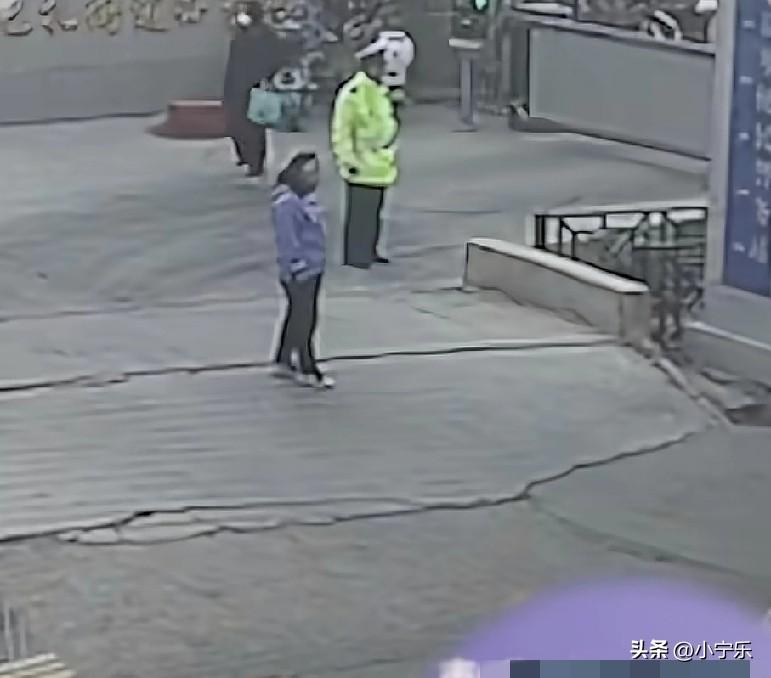 近日，新疆阿克苏，一嫌疑人在逃跑途中被一快递小哥猛地一把抱住，警察正在后面狂追，