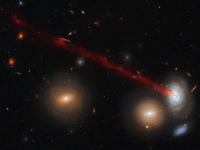 Coma星系团并非空旷的空间。它是一片过热等离子体的海洋，而螺旋星系D100正以