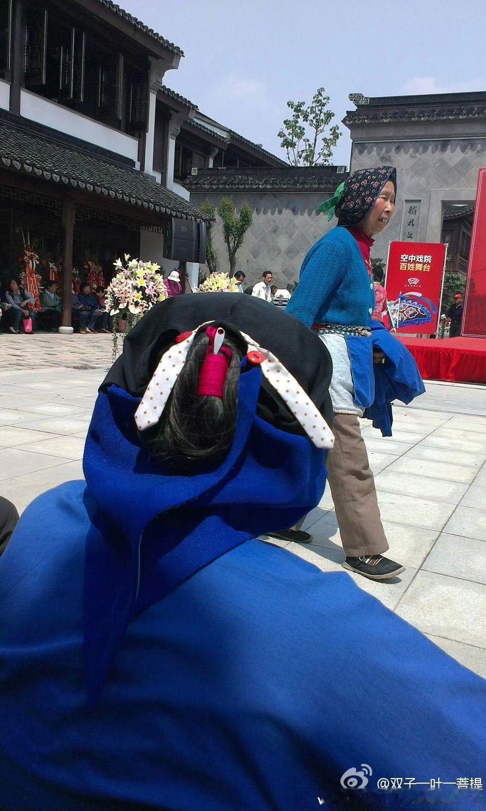 斜圹老街有七百岁年的历史。那斜圹妇女的包头也是历史悠久。一一14年今天斜塘老街开