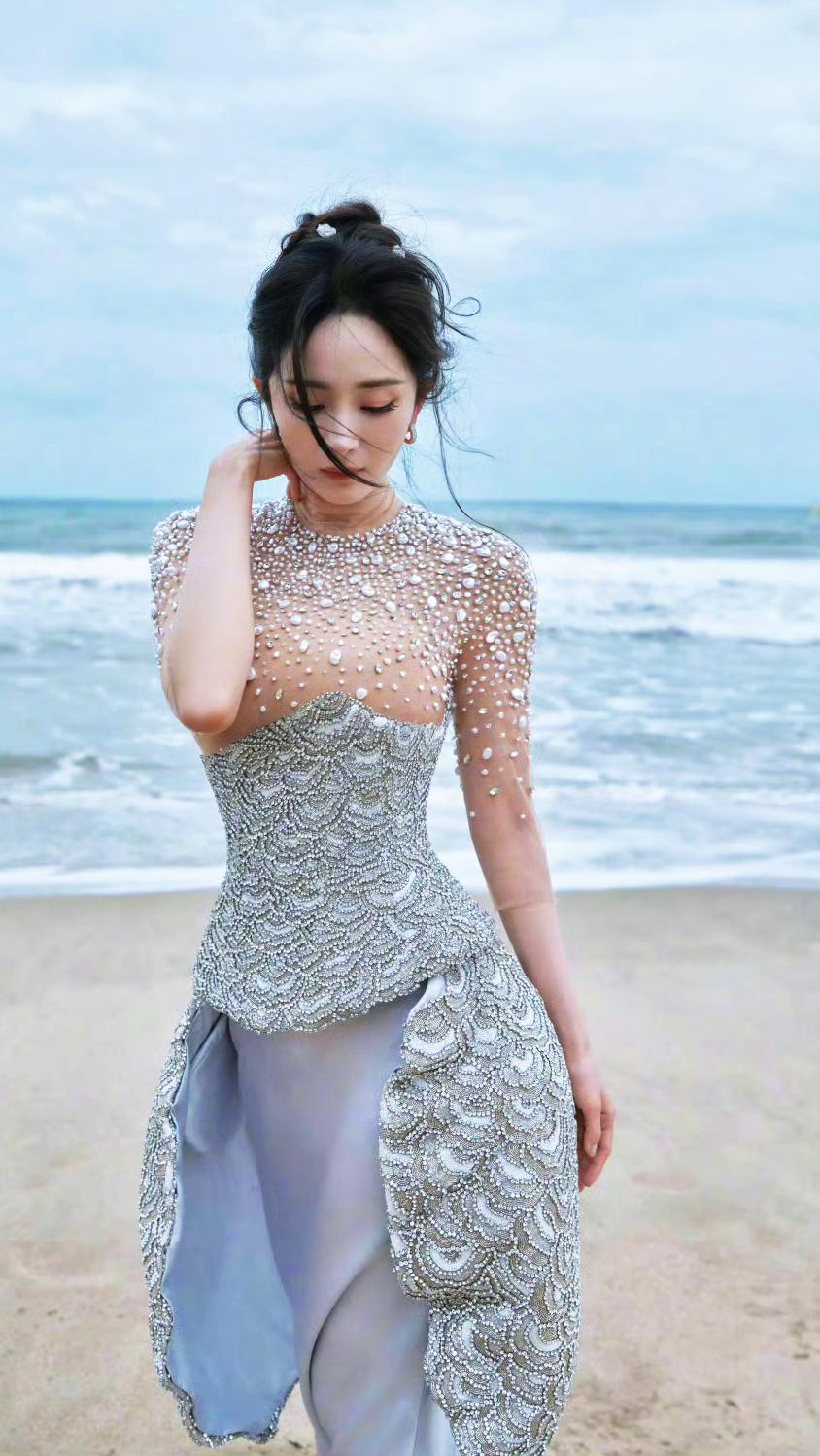 AI无法完全替代演艺人员。AI能生成表演、复刻形象，却没有真实情感与人生阅历，难