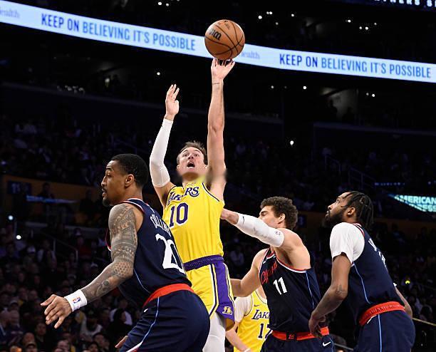 肯纳德就算是不投三分，在场上作用都比文森特大多了。所以湖人管理层还是做了事情的，