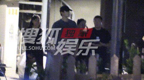 陈飞宇夜晚下班困得打哈欠 近日，阿瑟从艺术区下班，穿着灰色运动短袖，状态轻松～夜