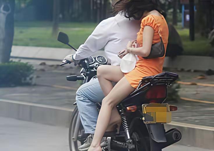 骑车带着人，
安全记于心。
平安才是福，
健康方为真。