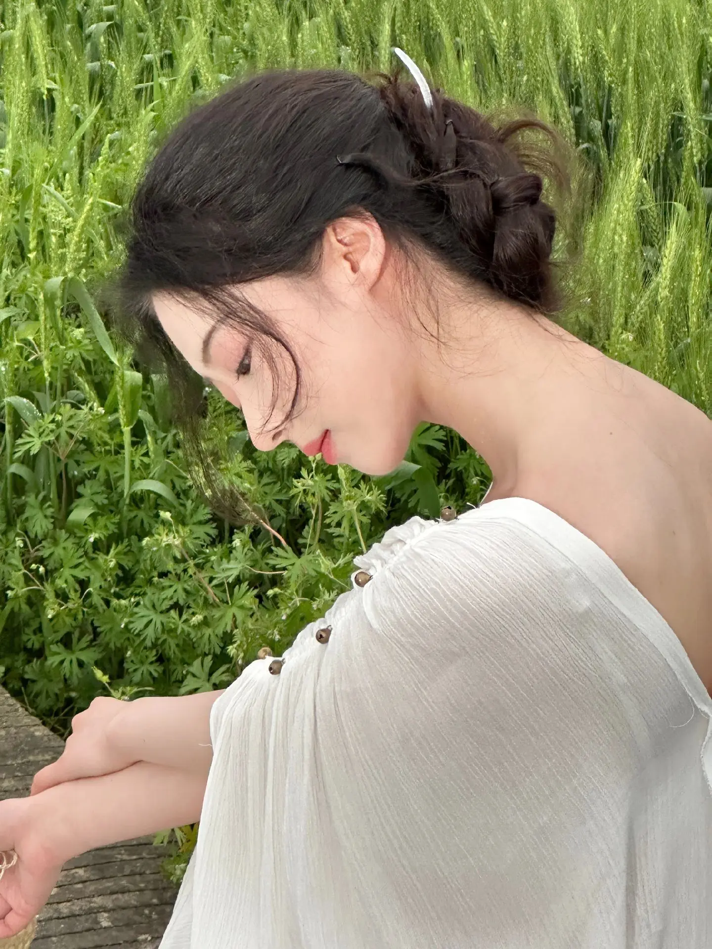 不该恨。缘分本就稀薄寡淡，多是清尘浊水后会无期。