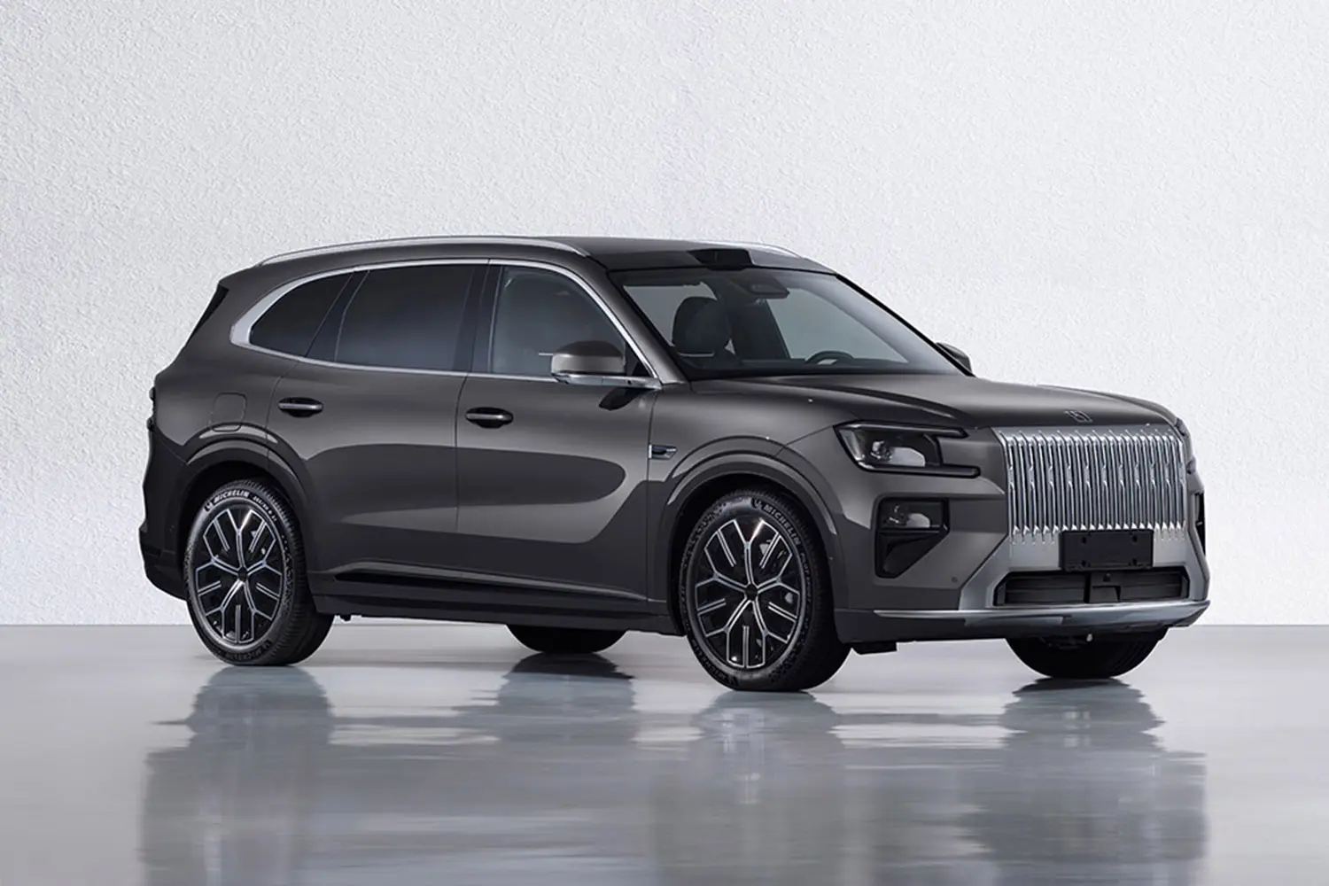 极氪8X预售38分钟破万极氪8X公布预售价，38分钟小订破万。三电机兆瓦级电驱、