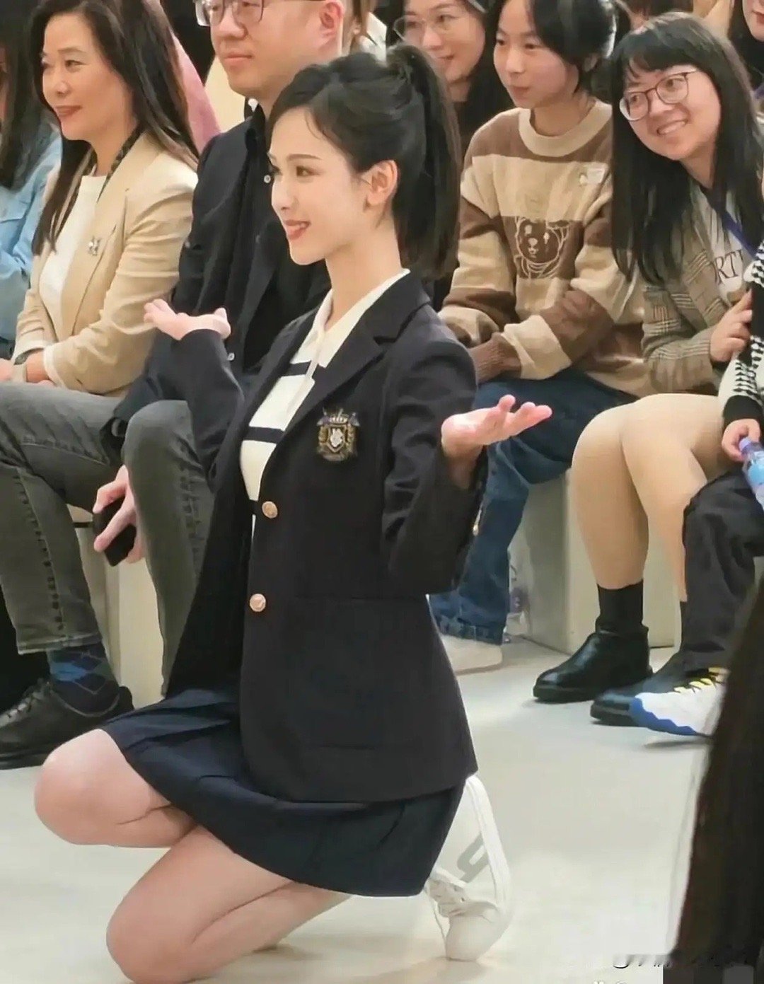 这是哪个女明星，西装制服大长腿也太飒了 ​​​