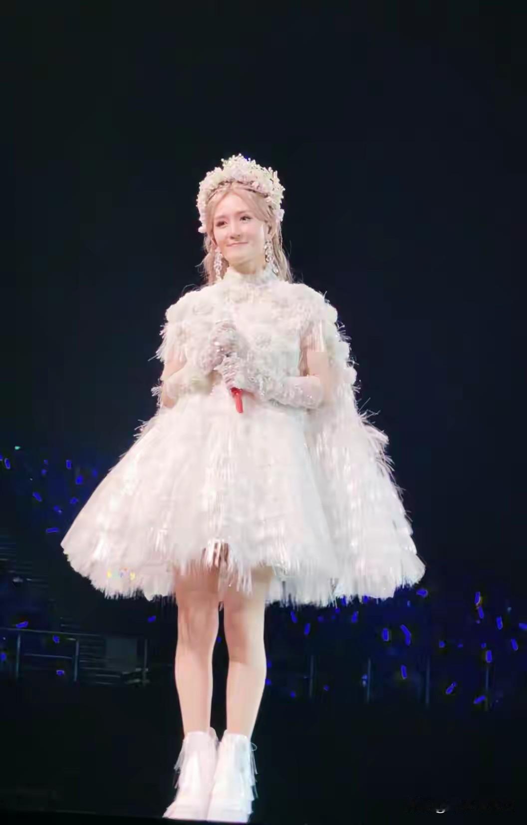 昨天谢娜演唱会五套服装全都是仙气可爱型，
一个是绿野仙踪花中仙子，一个是可爱卡哇