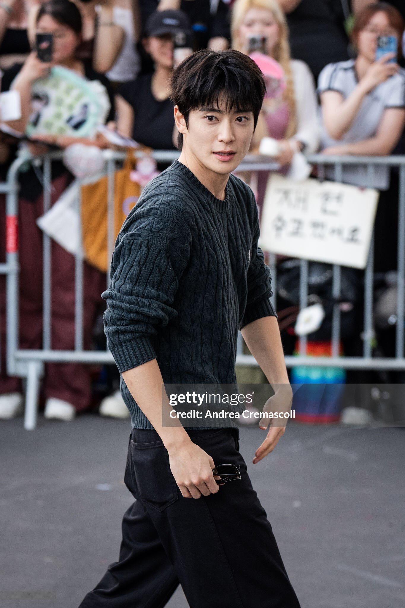 米兰男装周｜郑在玹 Jaehyun代言人郑在玹亮相Prada秀场和晚宴的Gett