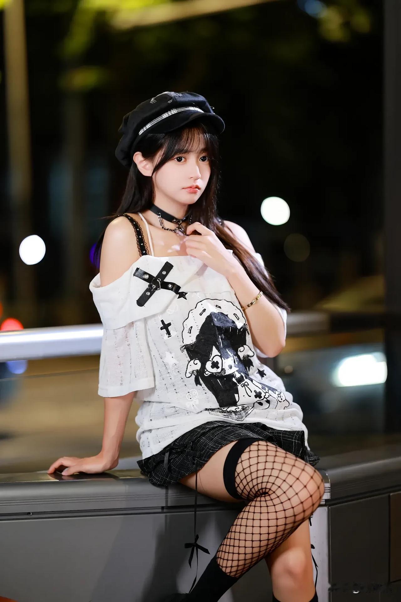 夜晚的街头，少女与猫头鹰的梦幻邂逅