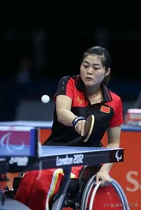 乒乓女孩忆初坐轮椅出门，哽咽诉说坚强

一位热爱乒乓的女孩，因意外坐上了轮椅。当
