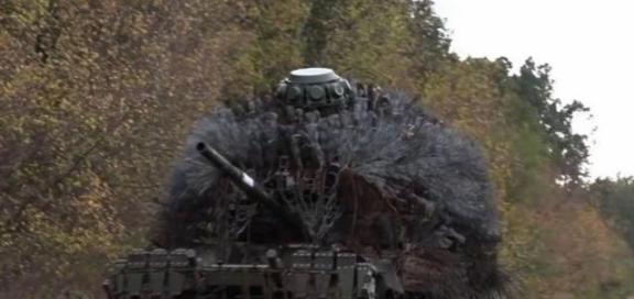 泽连斯基真的是个政治鬼才，拿着北约支持的武器跟俄罗斯对抗了三年多，原本以为弹药早