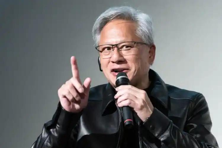 黄仁勋的野心根本不是当个芯片商，他要把AI变成像水电一样的国家基础设施。以后每个
