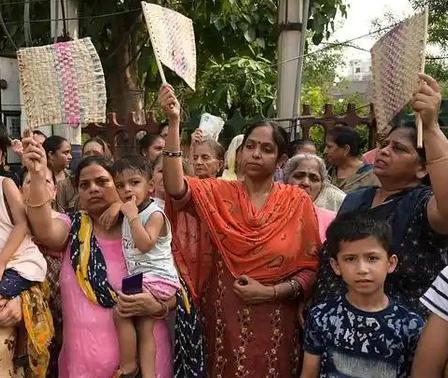 印度极有可能成为一颗”毁灭“世界的定时炸弹，要知道，印度人口看似15亿，但明眼人