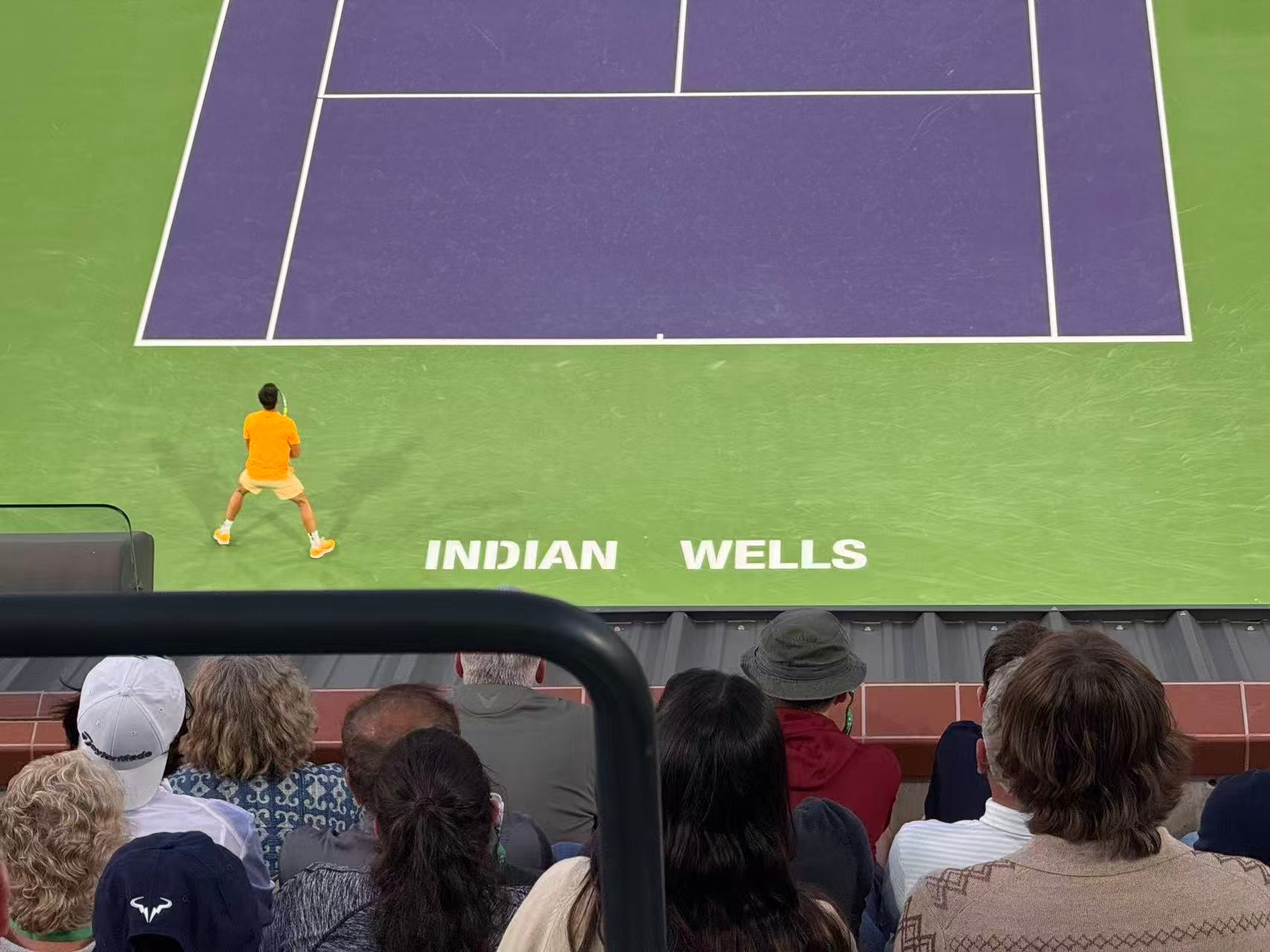 我朋友在洛杉矶驱车两小时来到印第安维尔斯，就为了看阿尔卡拉斯的比赛。他买了最低价