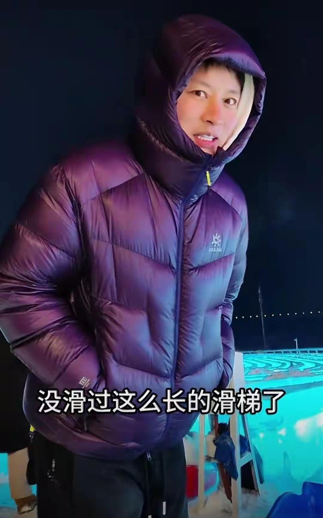 贾乃亮带甜馨回哈尔滨过年，玩冰滑梯陪爷爷奶奶，画面太温馨 ​​​