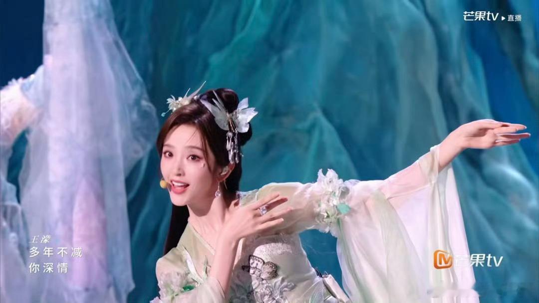 唐艺昕蝴蝶仙子唐艺昕绿色纱裙清新绿意裙摆飘逸舒展，蝴蝶造型适配度直接拉满，身姿轻