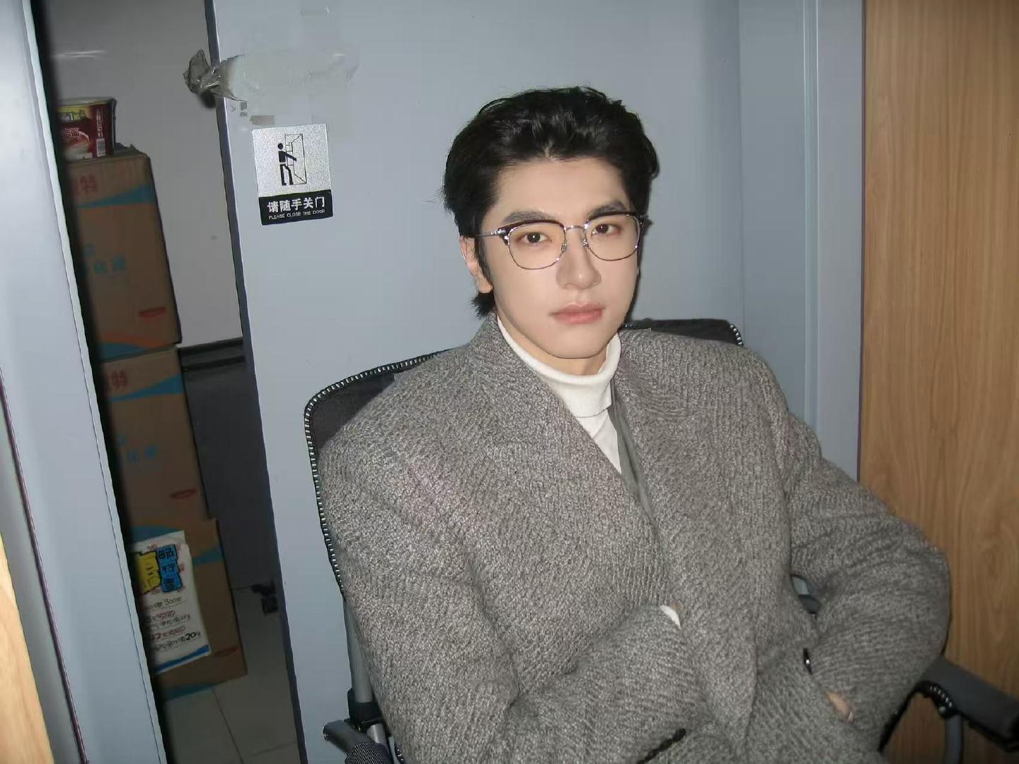 林一晒阿禅杀青plog林一阿禅杀青九宫格 林一晒阿禅杀青plog，这也太帅了吧！