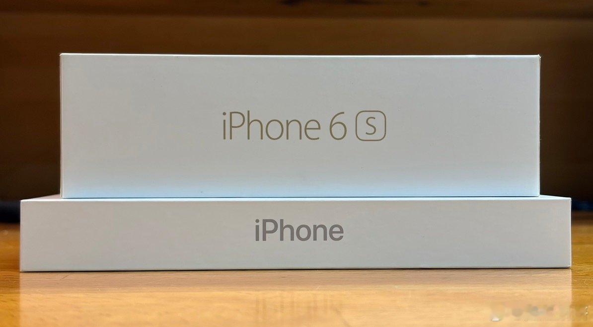 两代包装盒摆放在一起，一边是印满型号的iPhone 6s，一边是只保留简单iPh