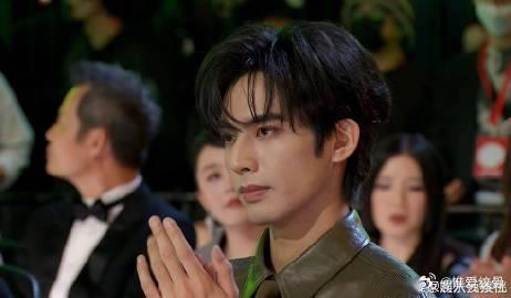 宋威龙喝水  宋威龙在星光大赏内场的风采让人陶醉。每一个镜头都帅到心坎里，真希望