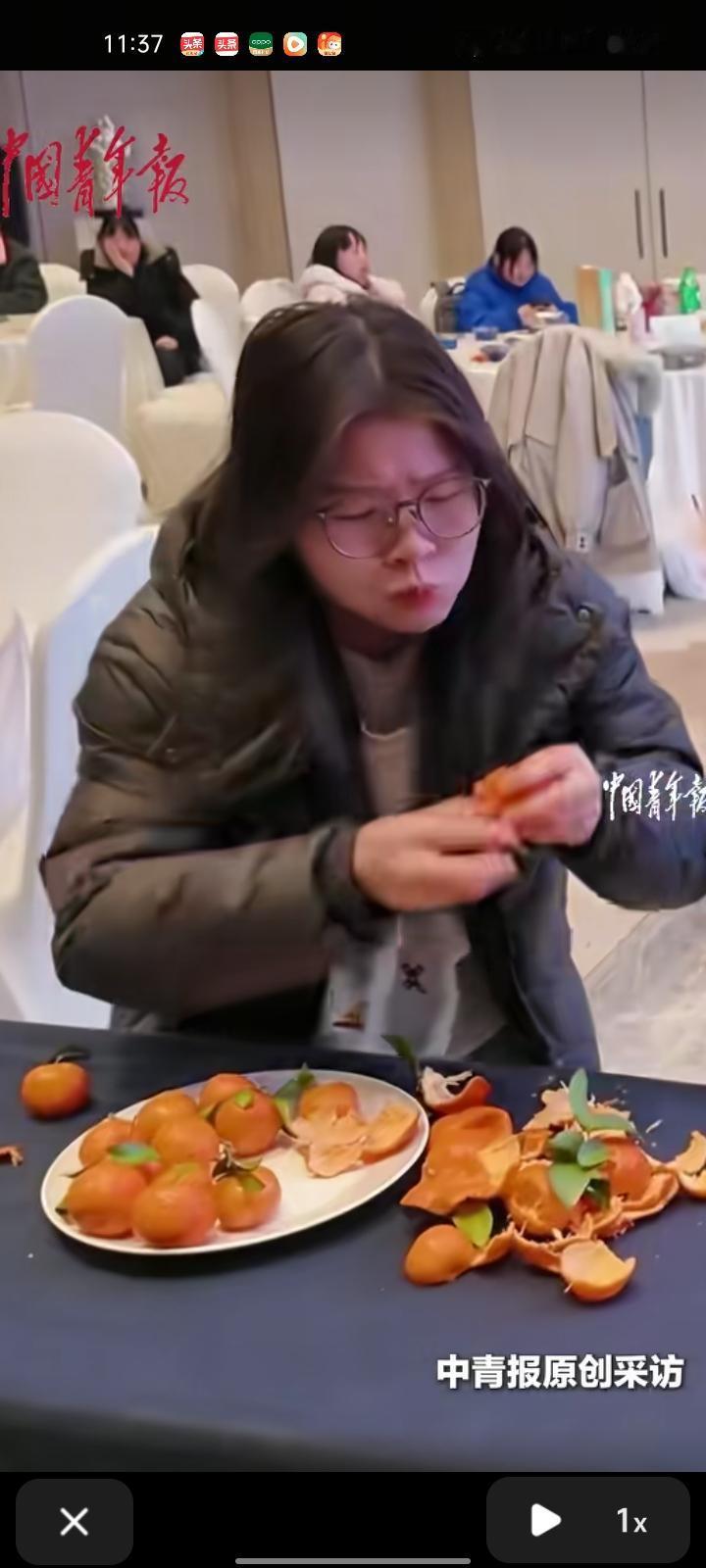 2月11日，安徽黄山。公司年会上大家在玩吃橘子游戏，游戏规则是两组人石头剪刀布，