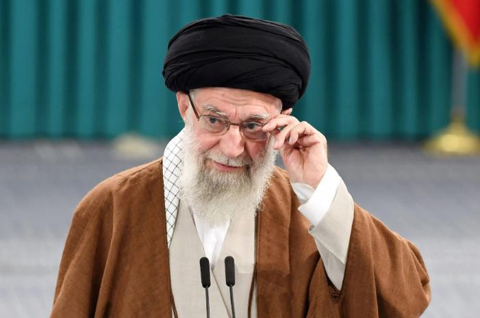 复仇血旗已升起，伊朗四发导弹打美航母，美媒：伊朗对中国不重要
 
哈梅内伊和内贾