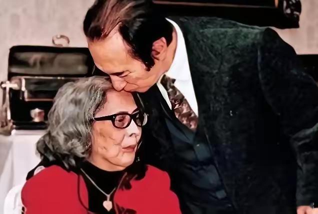 1957年，何鸿燊看着病床上的妻子黎婉华说：“你现在这个样子，我需要再娶一房！”