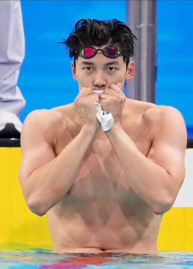 汪顺身材和长相都是TOP泳池拼搏练就绝佳身材，汪顺四肢修长肌肉匀称。线下活动从容