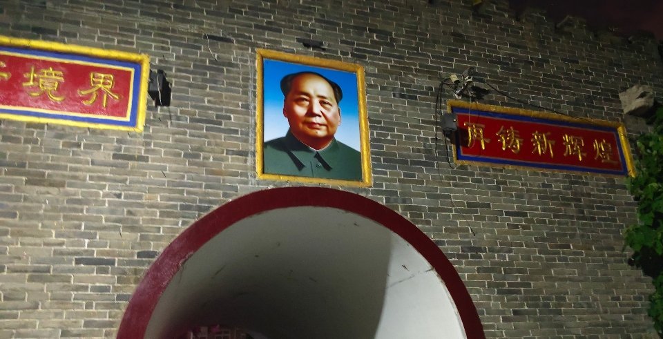每天从教员画像底下经过，不管一天发生了什么事，这一小段路会更乐观 