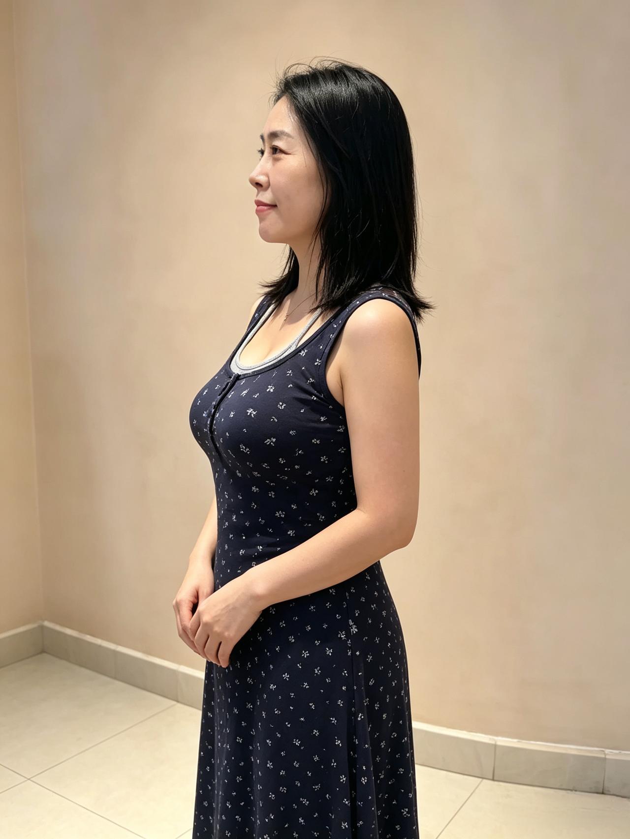 侧影凝娴静，长裙曳浅光。
悠然藏气度，眉目蕴温良。
