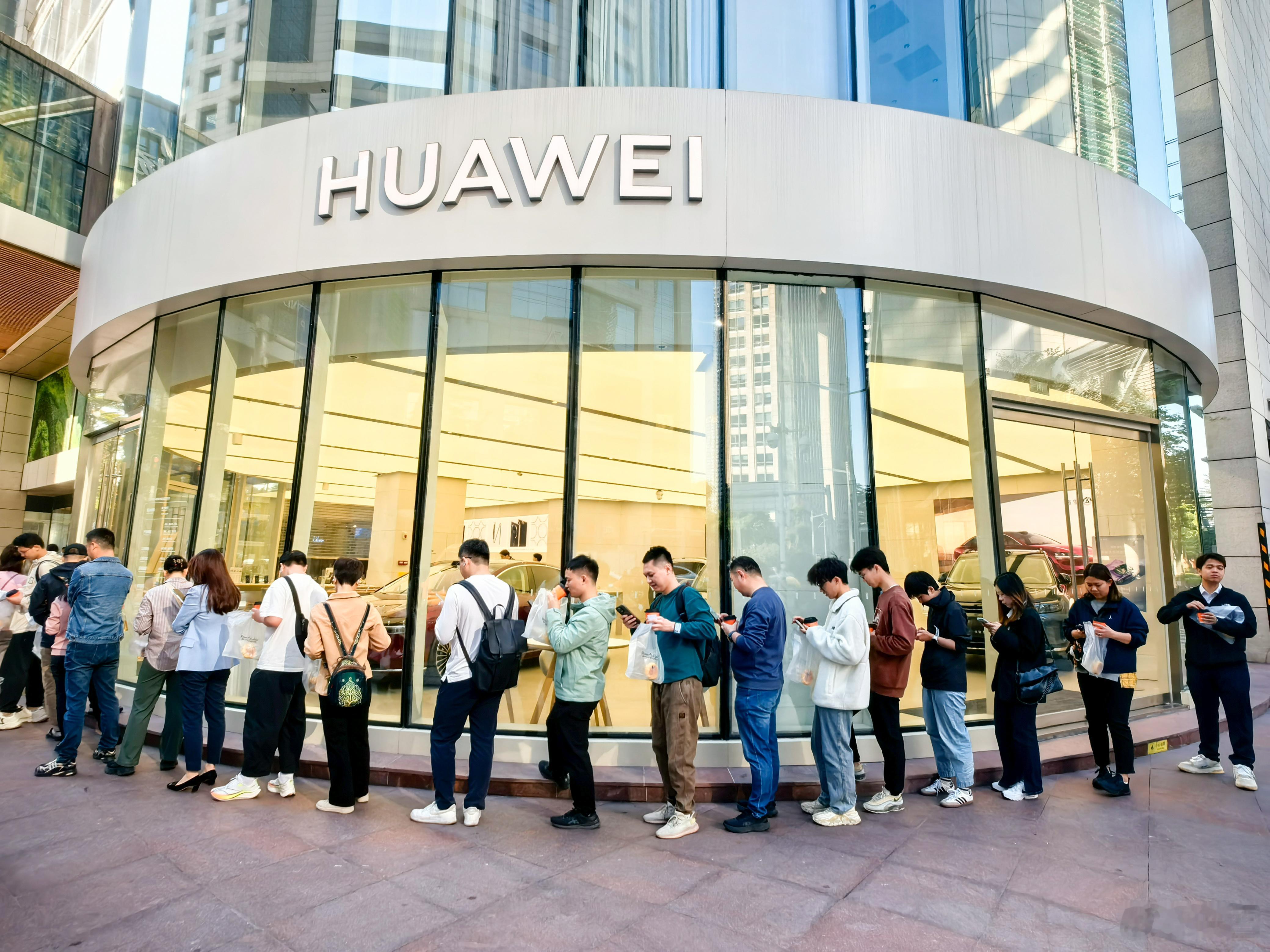 全国多地华为门店抢购Mate70  华为Mate 70系列今天正式开售，掀起新一