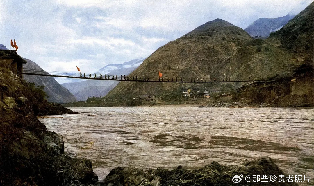 1971年，人们重走红军长征时抢渡的大渡河铁索桥 