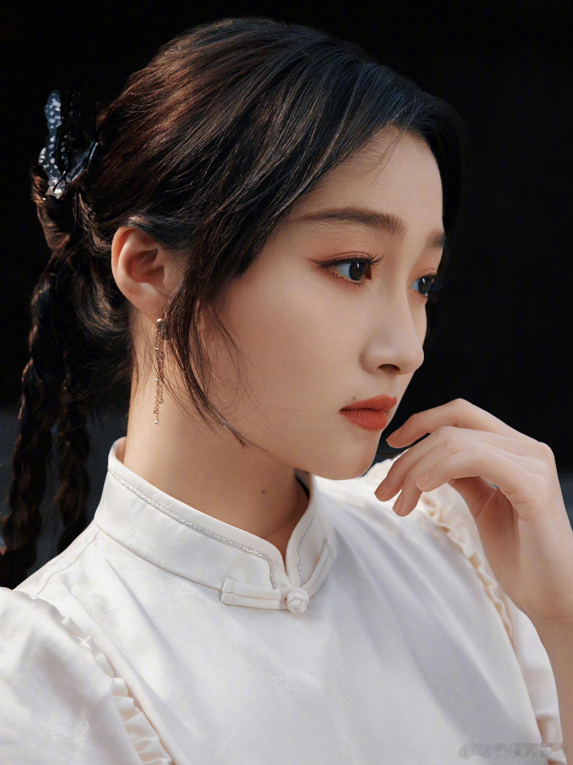 #关晓彤白旗袍#元代造型的晓彤好美！画里走出来的美人具像化了～[爱你]仪态气质绝