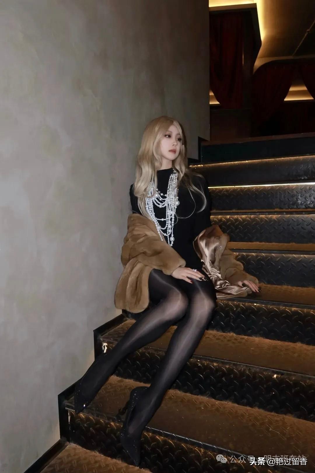 优雅黑丝与奢华皮草的完美结合，尽显都市女性的时尚魅力。你觉得自己的时尚穿搭方式如