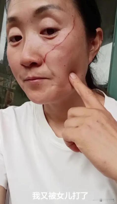 养了个白眼狼？一位妈妈在网上哭诉。高考刚结束，中午她想给女儿做顿好吃的，没想到把