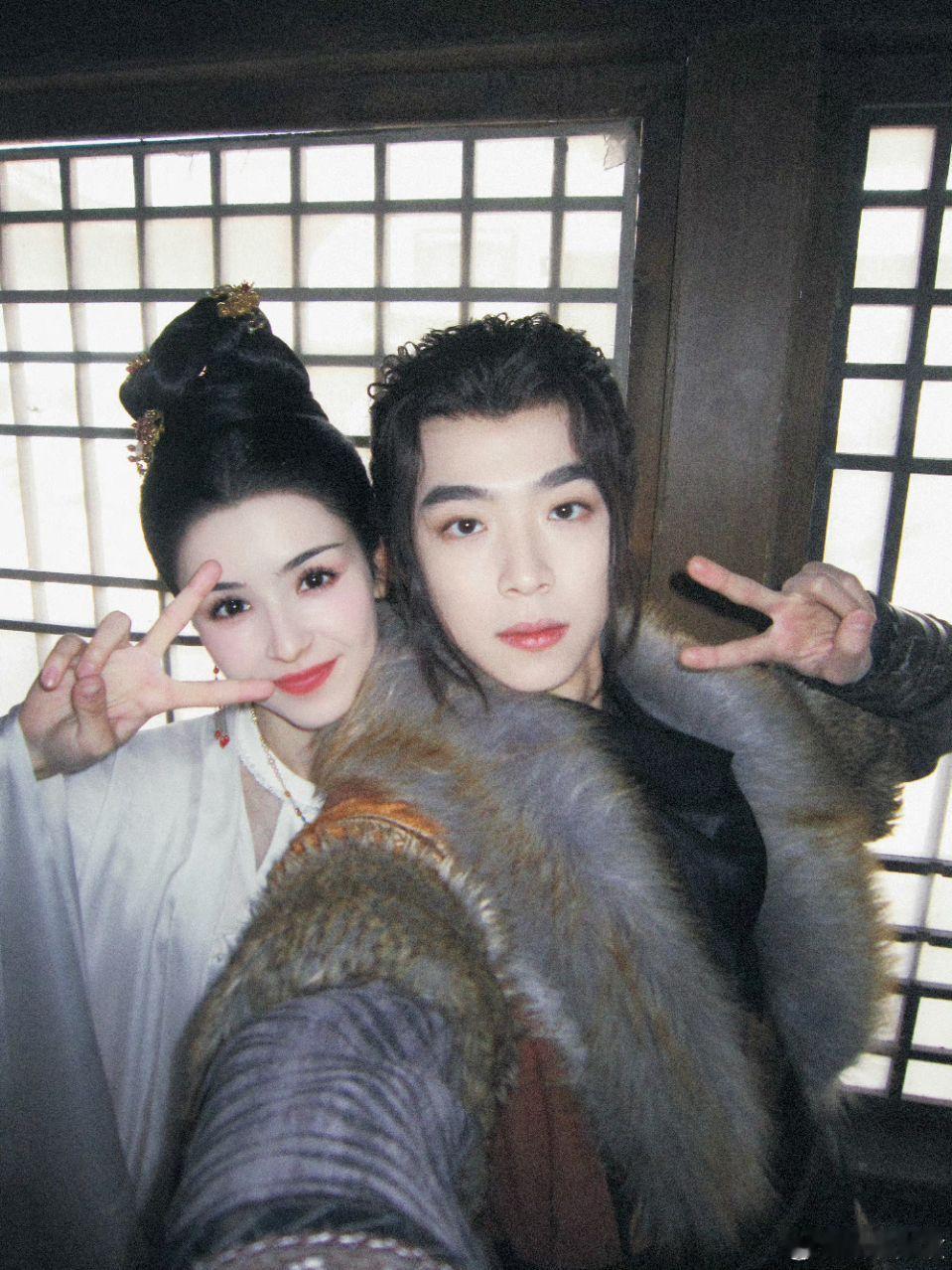 #哈尼克孜姐妹加一# 哈尼克孜刚收获“姐妹”张嘉元，下一秒就互掐起来了[笑cry