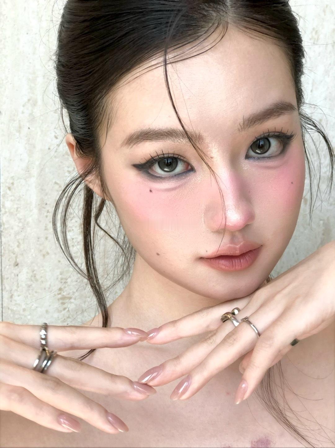 亚裔小猫颜😉🖤🩶 