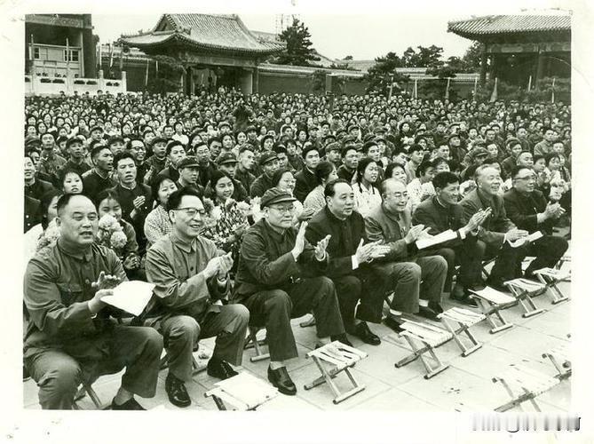 🍁1973年国庆节当天，领导们坐着小马扎，和群众一起观看文艺汇演。
1️⃣李德