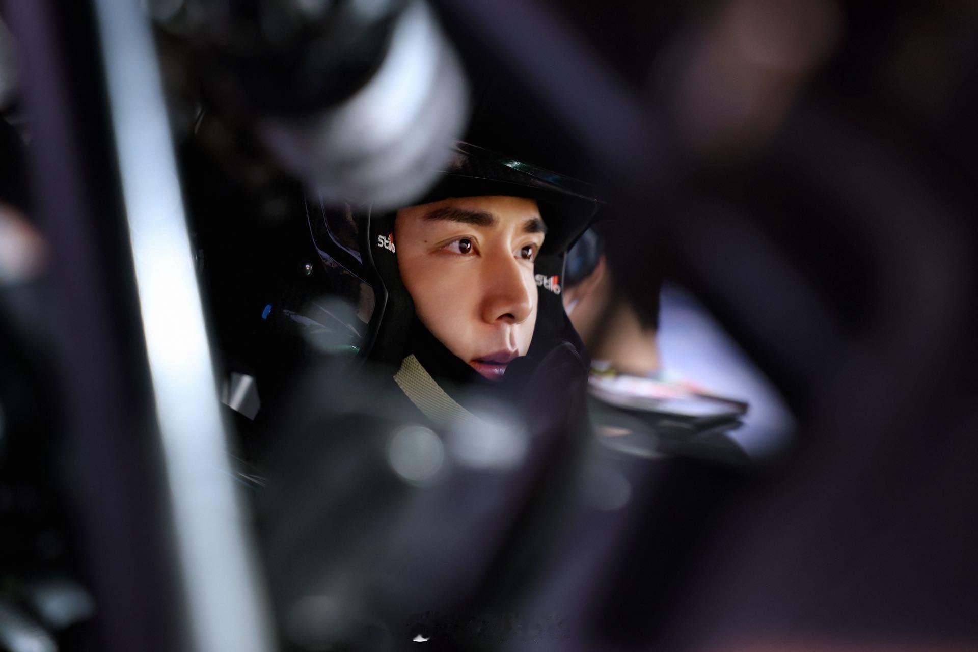 张新成与赛车的奇妙化学反应 银幕外的他不断打破质疑，银幕内的李伦用成绩证明自己。